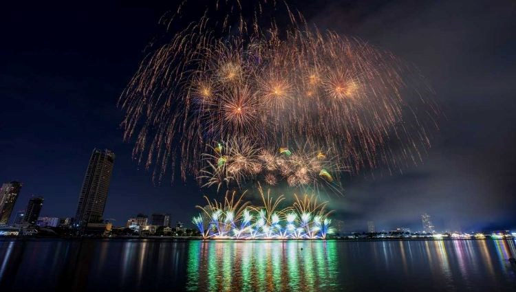 Chiêm ngưỡng màn trình diễn pháo hoa mãn nhãn của đội Việt Nam và Phần Lan